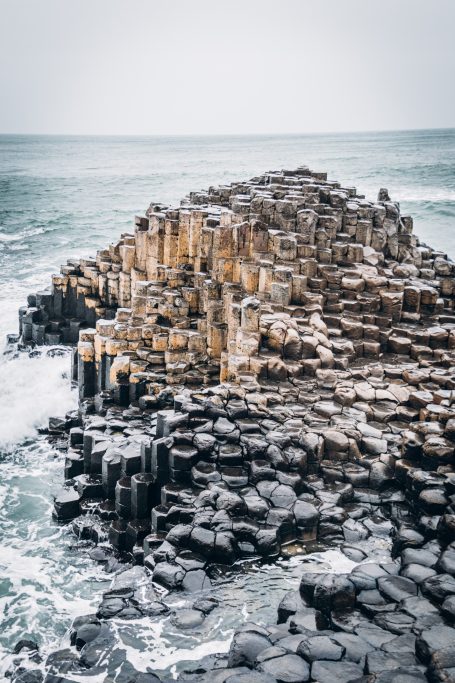 Giants Causeway bei regnerischem Wetter