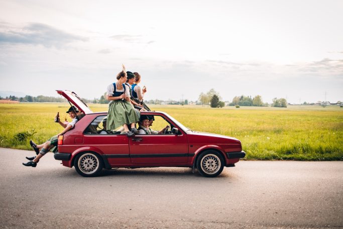 Trachtler auf altem Auto
