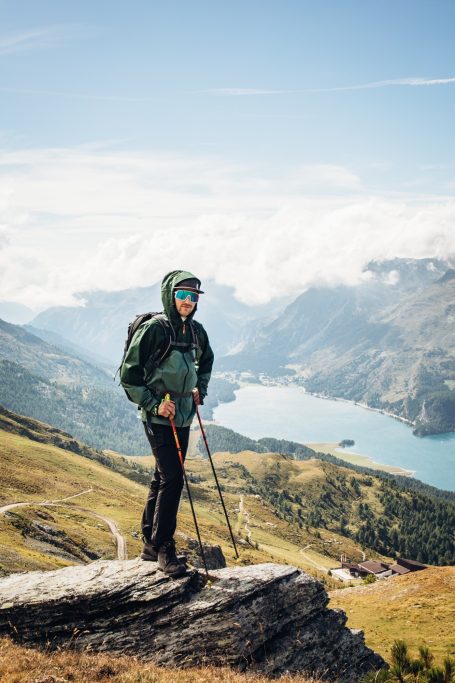 Bergsteiger in der Schweiz mit Aussicht auf schöne Seen