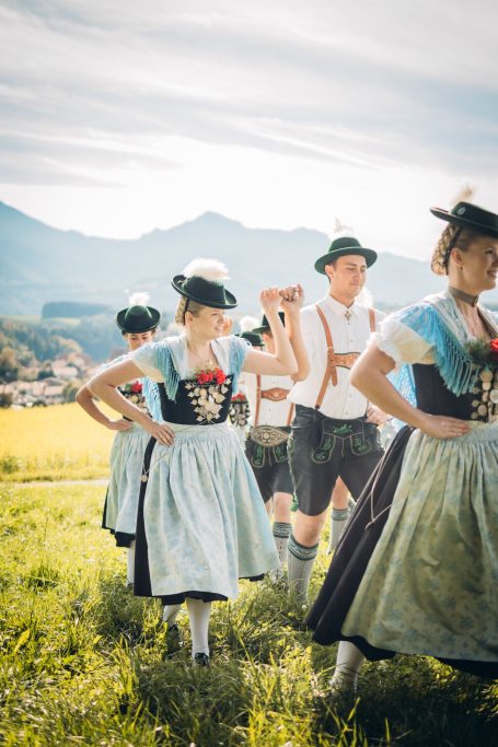 traditionelle Trachtengruppe beim Tanz