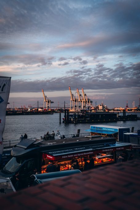 Hamburger Hafen und Fischmarkt in der Morgendämmerung