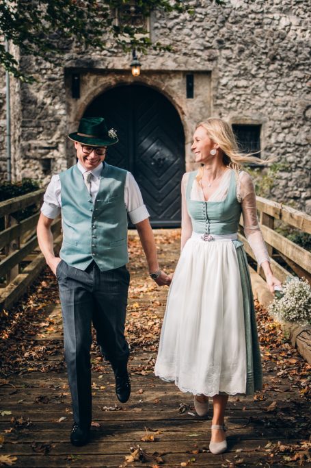 Hochzeitspaar in traditionell bayerischer Tracht