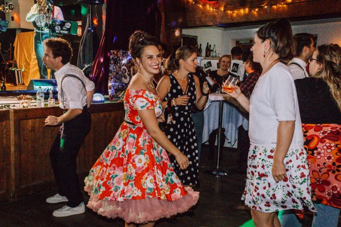 Besucher einer Mottoparty tanzen auf der Tanzfläche