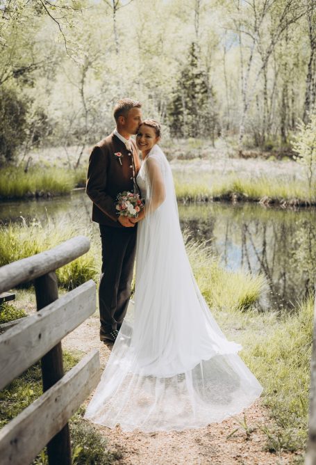 Hochzeitspaar vor kleinem Teich