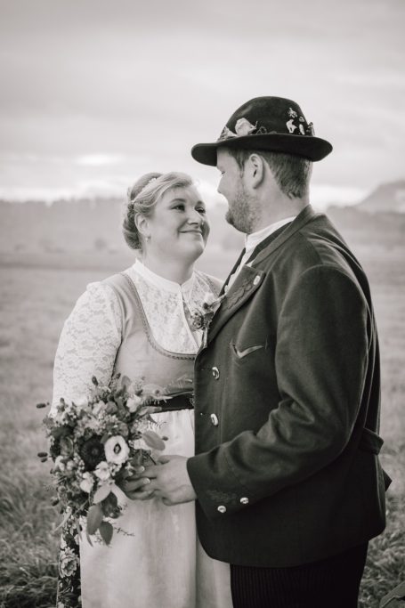Hochzeitspaar in traditionell bayerischer Tracht