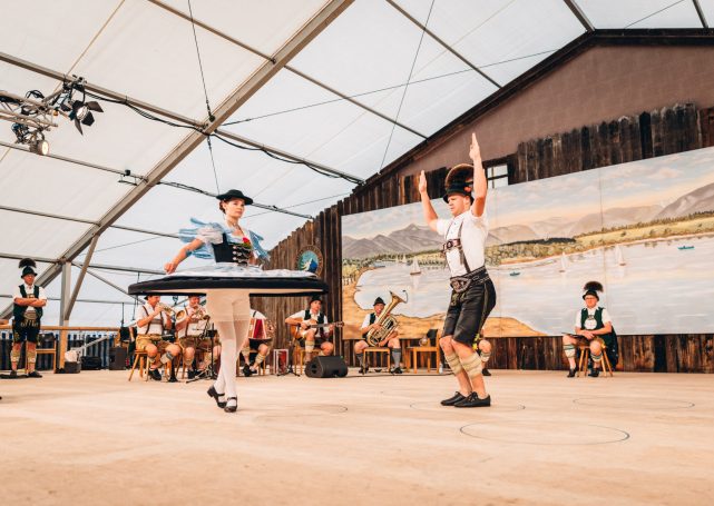 traditionelles Dirndldrehen beim Wettbewerb der Trachtenverein 