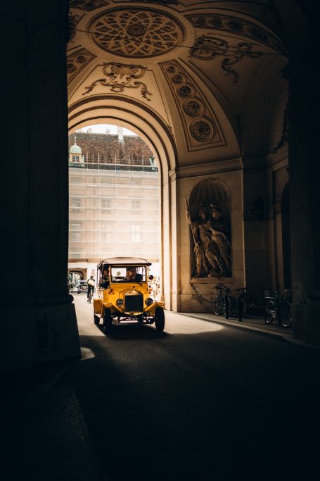altes Auto fährt durch Tor in der spanischen Hofreitschule in Wien