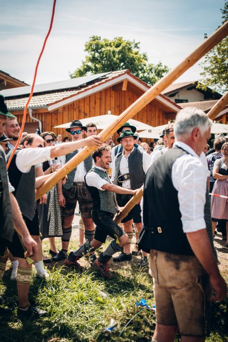 traditionelles Maibaumaufstellen in bayerischen Dorf